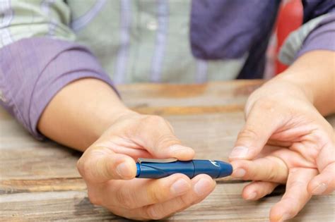 Homme Prenant Un échantillon De Sang Avec Un Stylo à Lancette Concept