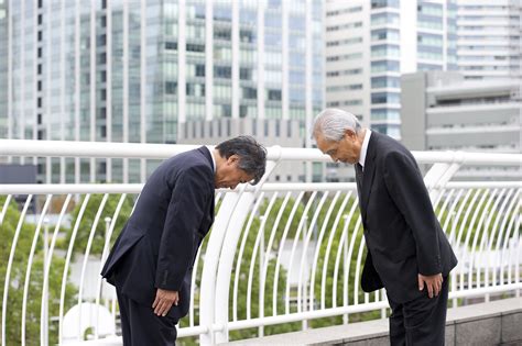 How And When To Bow In Japan Guide To Bowing Etiquette