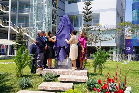 Así luce la estatua de César Acuña tras volver a ser colocada en la UCV