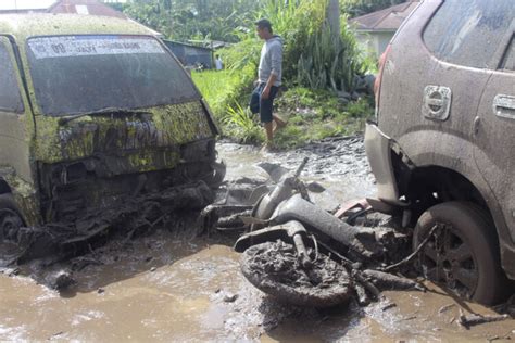 U Poplavama U Indoneziji Poginulo Najmanje 15 Ljudi