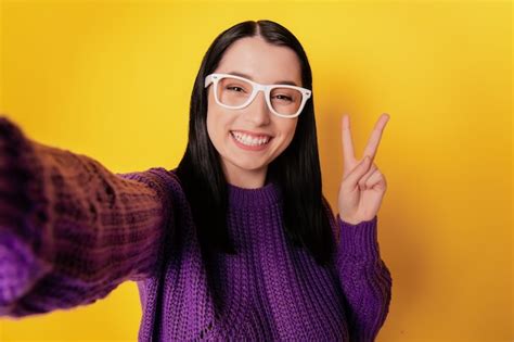 Foto De Uma Jovem Garota Bonita E Atraente Feliz Sorriso Positivo Fazer