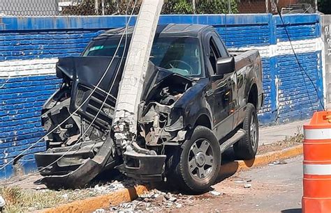 Camioneta Y Carro Chocan Contra Objetos Fijos