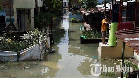 Berita Foto Banjir Di Kota Medan Merendam Rumah Dengan