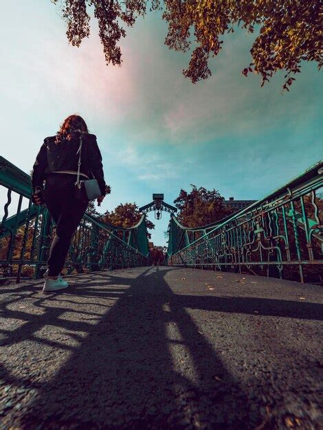 Mujer Vestida De Negro Cruzando El Puente En La Ciudad Foto Premium