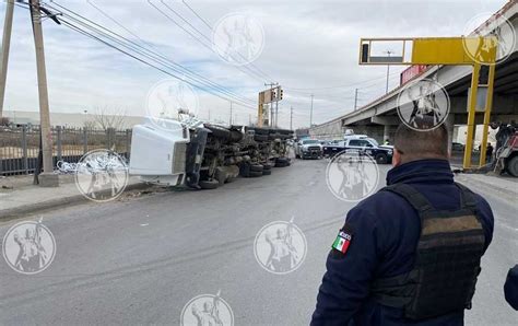 Tráiler arranca postes y deja sin luz a negocios otro vuelca en la