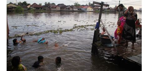 Ratusan WC Dibangun Di Pinggiran Sungai Martapura