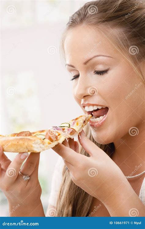 Jeune Femme Mangeant La Part De Pizza Image Stock Image Du Domestique