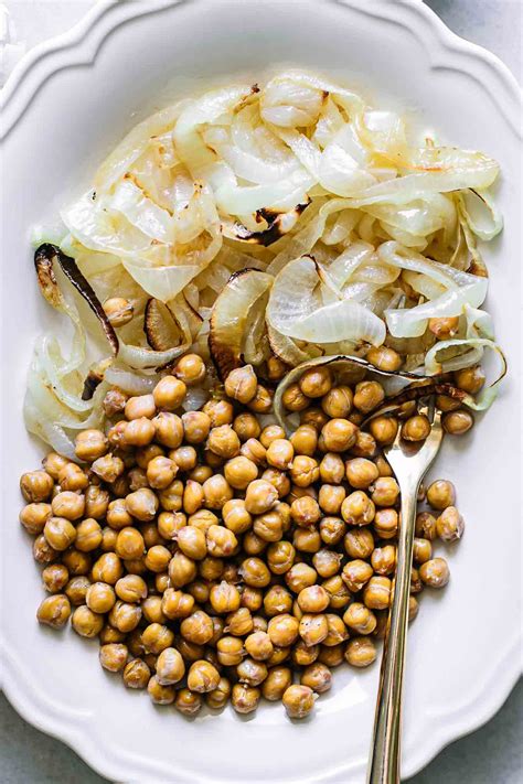 Roasted Chickpeas and Onions ⋆ Only 5 Ingredients + 30 Minutes!