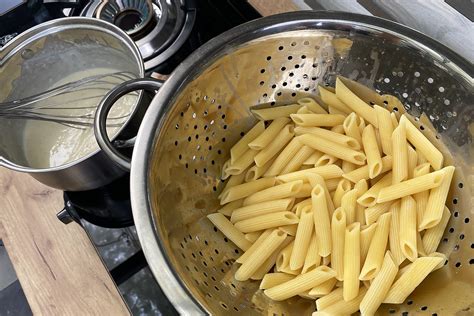 Penne z sosem serowym i kanapka z polędwicą wieprzową