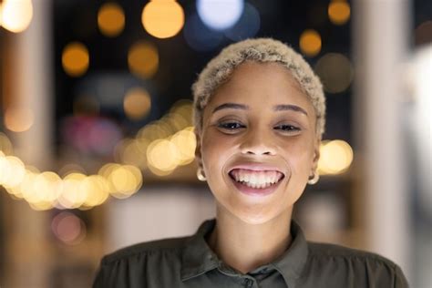 Sonrisa De Retrato De Negocios Y Trabajadora Corporativa En La Noche