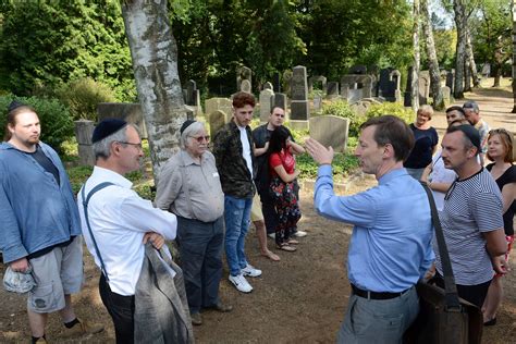 Neuss Geschichtswerkstatt auf dem jüdischen Friedhof