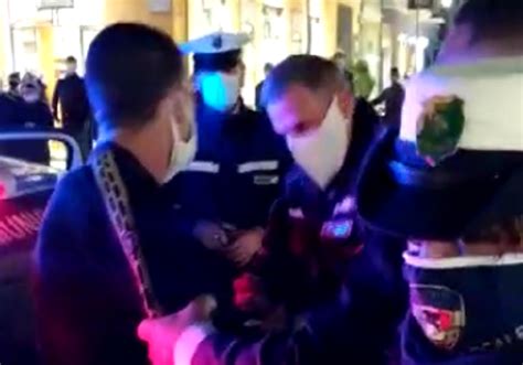 Senza Mascherina Reagisce A Vigili Folla Urla Contro Agenti A Pescara