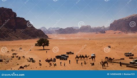 Wadi Rum Majestuoso Aka Valle De La Luna De Una Reserva De Naturaleza