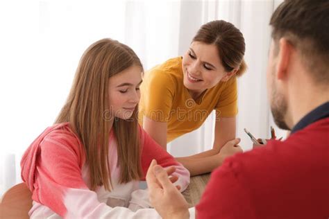 Padres Que Ayudan A Su Hija Del Adolescente Con La Preparaci N Foto De