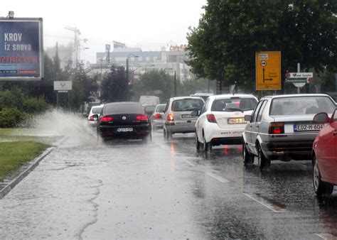 Stanje na putevima u BiH Jaka kiša otežava saobraćanje Novi Konjic