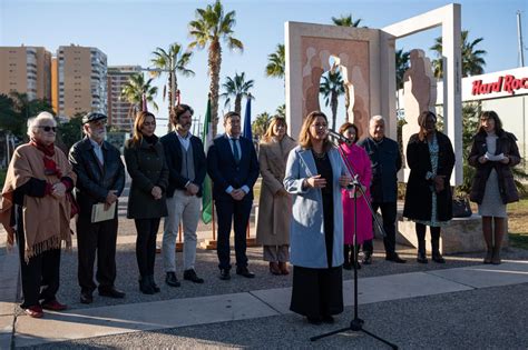 Málaga conmemora con una ofrenda en el monumento al migrante su día