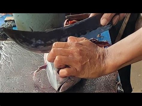 The Attraction Of Cutting Skipjack Tuna Is Very Amazing Directly At The