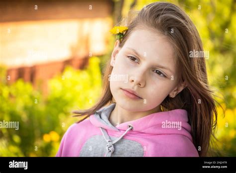 Belle Petite Fille Blonde Avec Une Fleur De Pissenlit Dans Les Cheveux Portrait D T Ext Rieur