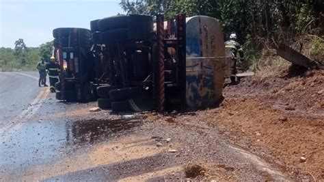 Carreta Tomba E Derrama Cerca De Mil Litros De Leo Em Ipameri