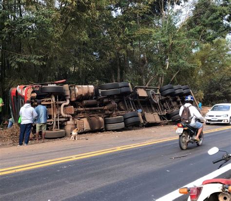 Portal Caparaó Carreta carregada madeiras tomba na BR 262