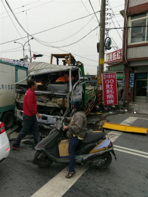 大貨車疑煞車失靈追撞12部汽機車 3人受傷 社會 自由時報電子報