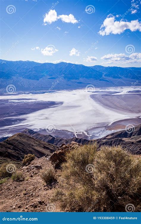 Vista De La Cuenca De Badwater En El Parque Nacional Del Valle De La