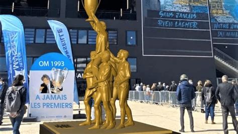 Une statue de Bernard Tapie va être installée devant le Vélodrome