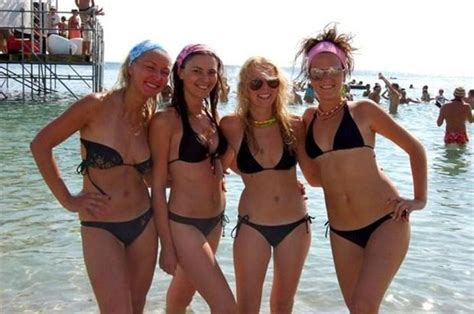 Onlara bikini çok yakışıyor