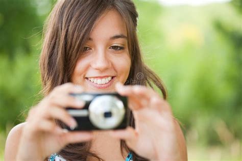 Señora Joven Que Toma Las Fotos Al Aire Libre Foto de archivo Imagen