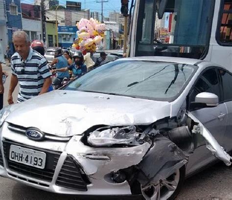 G1 Colisão entre carro e VLT deixa trânsito lento no centro de Maceió