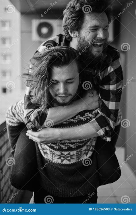 Foto En Blanco Y Negro Del Abrazo De Pareja Gay Imagen De Archivo Imagen De Casero Barba