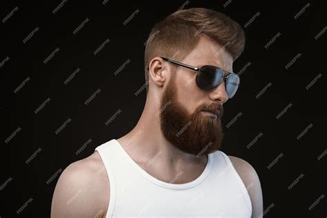 Premium Photo Bearded Man Wearing Sunglasses