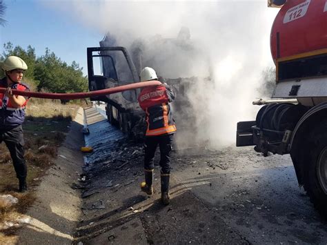 Mersin de seyir halindeyken alev alan kamyon yandı Haberler