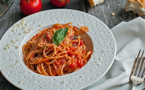 Spaghetti pomodoro e basilico forse il piatto che più identifica la