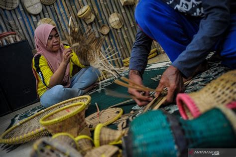 Kampung Anyaman Bambu Di Sumedang Antara News