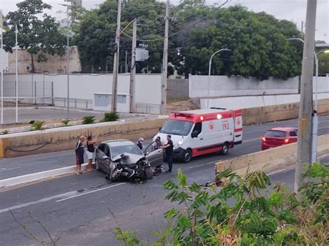 Homem Fica Ferido Após Bater Carro Contra Mureta Próximo Ao Viaduto Da Av Higino Cunha Em