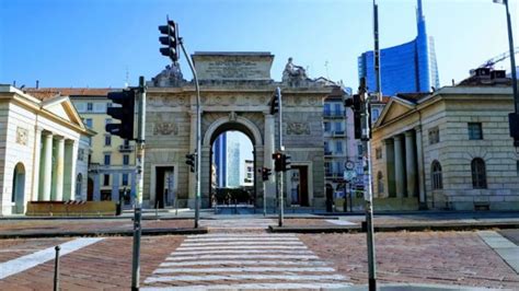 Turista Circondato Da Giovani In Piazza Xxv Aprile A Milano Gli