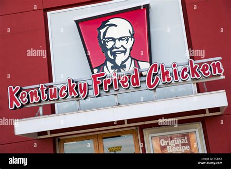 Un Logotipo Signo Exterior De Un Kentucky Fried Chicken Kfc