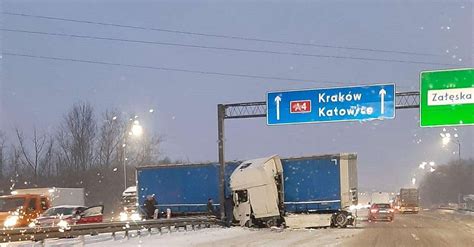 Chorzów Trudne warunki pogodowe na autostradzie A4 Tir uderzył w pas