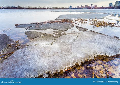 O Rio Congelado De Dnieper Em Kiev Durante O Inverno Imagem De Stock