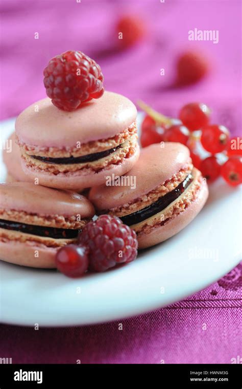 Macarons Aux Fruits Rouges Stock Photo Alamy