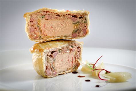 Pâté en croûte de canard et foie gras parfumé aux fleurs de nos alpages