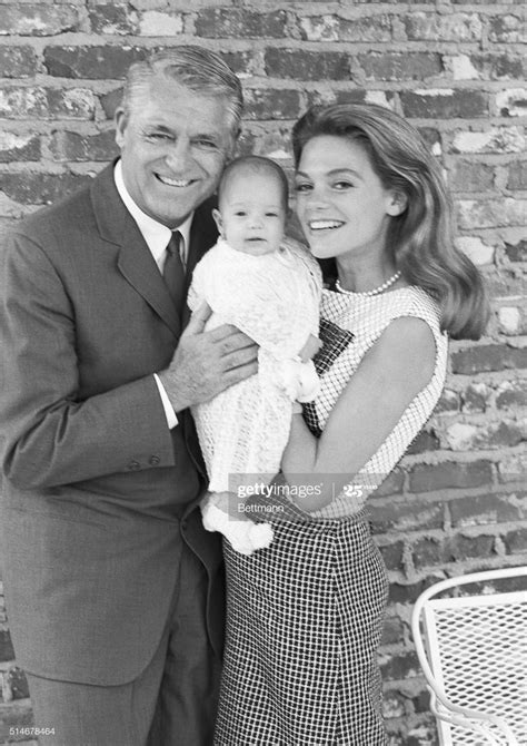 Cary Grant, wife Dyan Cannon, and their daughter Jennifer, age 3... | Filmsterren, Oude filmsterren