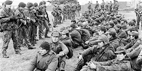 14 De Junio De 1982 Las 31 Fotos Históricas De La Dramática Rendición En Malvinas Infobae