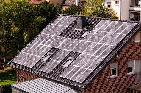 Energ A Renovable Verde Con Paneles Fotovoltaicos Foto Premium