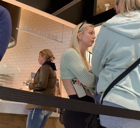 GORGEOUS BUBBLE BUTT BLONDE Waiting In Line Spandex Leggings Yoga