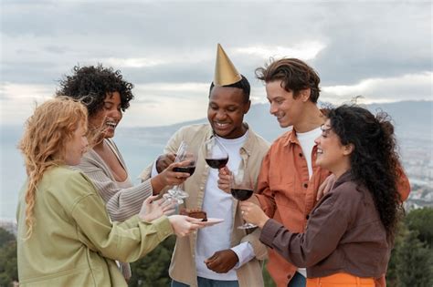 Grupo De Amigos Brindando Con Copas De Vino Durante La Fiesta Al Aire