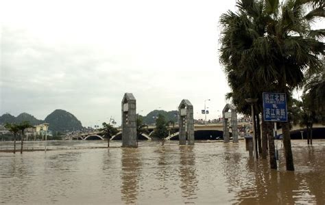 桂林漓江迎来今年首个洪峰