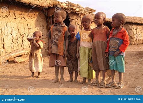 Masai Mara Kenya Niños De La Tribu Masai Imagen De Archivo Editorial