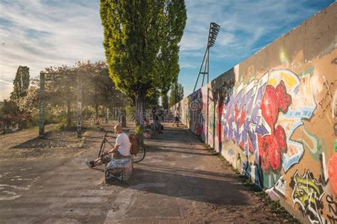 Povos Que Apreciam O Por Do Sol No Rio Ao Lado De Berlin Wall East Side